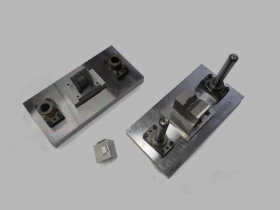 中央部にクリップ構造とリブ形状